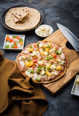 Chapati Pizza Peynir, sebze, paneer ve Sosis ile artık Roti / Paratha kullanılarak yapılan