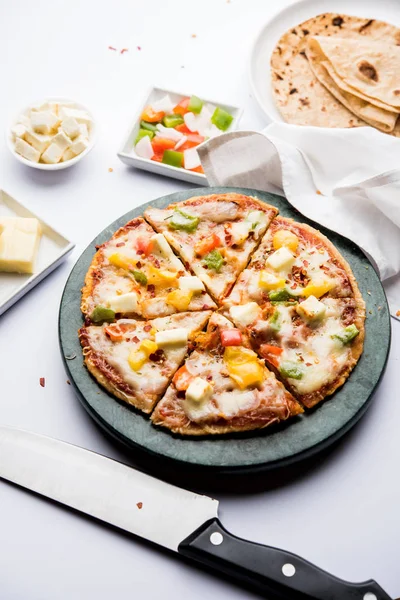 Chapati Pizza Peynir, sebze, paneer ve Sosis ile artık Roti / Paratha kullanılarak yapılan