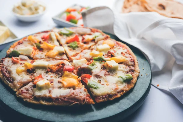 Chapati Pizza Peynir, sebze, paneer ve Sosis ile artık Roti / Paratha kullanılarak yapılan