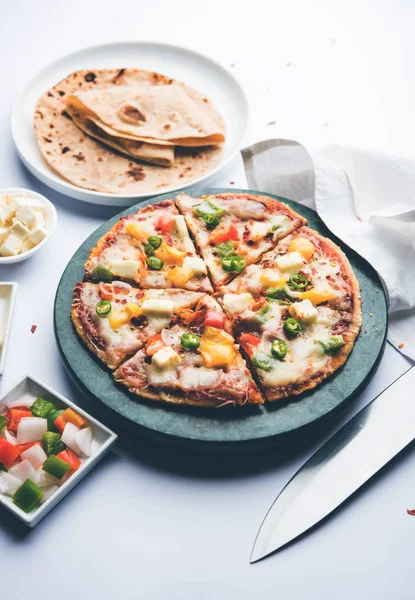 Chapati Pizza Peynir, sebze, paneer ve Sosis ile artık Roti / Paratha kullanılarak yapılan
