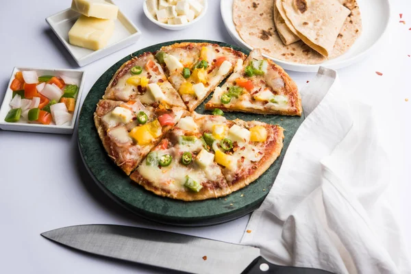 Chapati Pizza Peynir, sebze, paneer ve Sosis ile artık Roti / Paratha kullanılarak yapılan