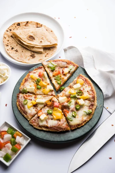 Chapati Pizza Peynir, sebze, paneer ve Sosis ile artık Roti / Paratha kullanılarak yapılan