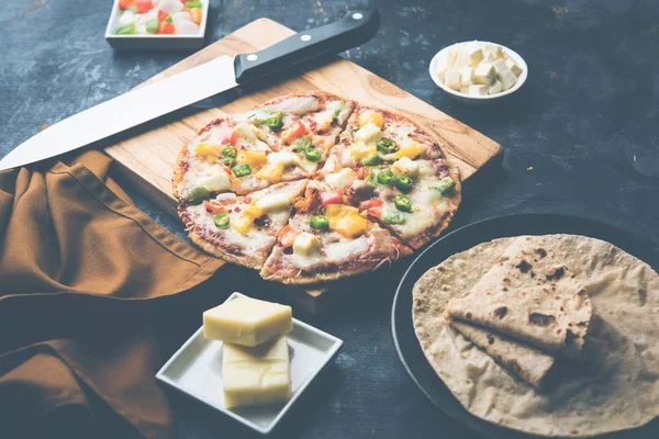 Chapati Pizza Peynir, sebze, paneer ve Sosis ile artık Roti / Paratha kullanılarak yapılan