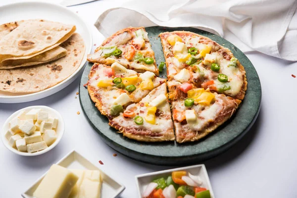 Chapati Pizza Peynir, sebze, paneer ve Sosis ile artık Roti / Paratha kullanılarak yapılan