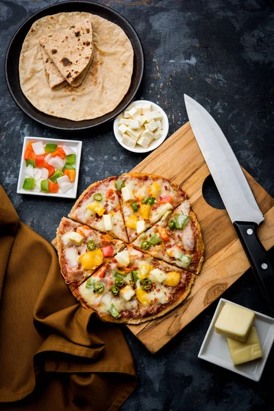 Chapati Pizza Peynir, sebze, paneer ve Sosis ile artık Roti / Paratha kullanılarak yapılan