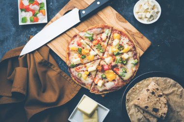 Chapati Pizza Peynir, sebze, paneer ve Sosis ile artık Roti / Paratha kullanılarak yapılan