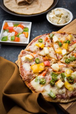 Chapati Pizza Peynir, sebze, paneer ve Sosis ile artık Roti / Paratha kullanılarak yapılan