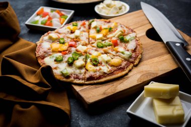 Chapati Pizza Peynir, sebze, paneer ve Sosis ile artık Roti / Paratha kullanılarak yapılan