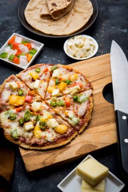 Chapati Pizza Peynir, sebze, paneer ve Sosis ile artık Roti / Paratha kullanılarak yapılan