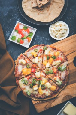 Chapati Pizza Peynir, sebze, paneer ve Sosis ile artık Roti / Paratha kullanılarak yapılan