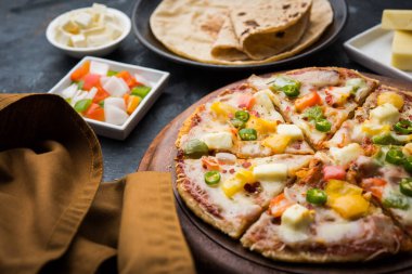 Chapati Pizza Peynir, sebze, paneer ve Sosis ile artık Roti / Paratha kullanılarak yapılan