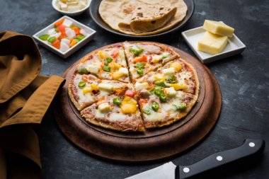 Chapati Pizza Peynir, sebze, paneer ve Sosis ile artık Roti / Paratha kullanılarak yapılan