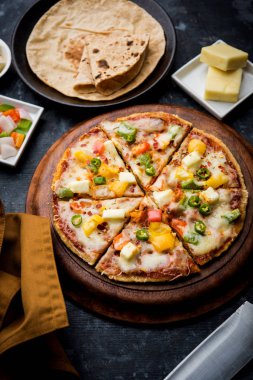 Chapati Pizza Peynir, sebze, paneer ve Sosis ile artık Roti / Paratha kullanılarak yapılan