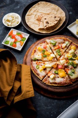 Chapati Pizza Peynir, sebze, paneer ve Sosis ile artık Roti / Paratha kullanılarak yapılan