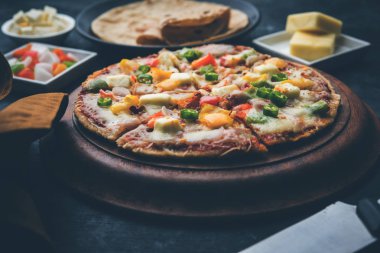 Chapati Pizza Peynir, sebze, paneer ve Sosis ile artık Roti / Paratha kullanılarak yapılan