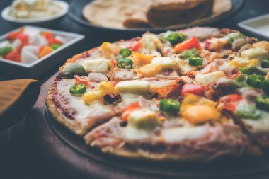 Chapati Pizza Peynir, sebze, paneer ve Sosis ile artık Roti / Paratha kullanılarak yapılan