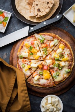 Chapati Pizza Peynir, sebze, paneer ve Sosis ile artık Roti / Paratha kullanılarak yapılan