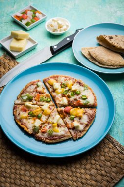 Chapati Pizza Peynir, sebze, paneer ve Sosis ile artık Roti / Paratha kullanılarak yapılan