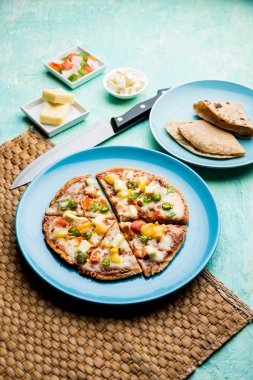 Chapati Pizza Peynir, sebze, paneer ve Sosis ile artık Roti / Paratha kullanılarak yapılan