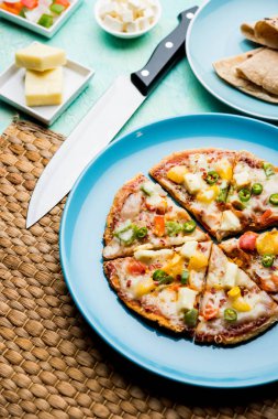 Chapati Pizza Peynir, sebze, paneer ve Sosis ile artık Roti / Paratha kullanılarak yapılan