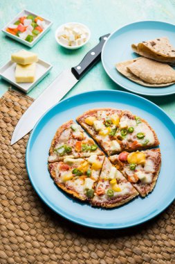 Chapati Pizza Peynir, sebze, paneer ve Sosis ile artık Roti / Paratha kullanılarak yapılan