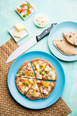 Chapati Pizza Peynir, sebze, paneer ve Sosis ile artık Roti / Paratha kullanılarak yapılan