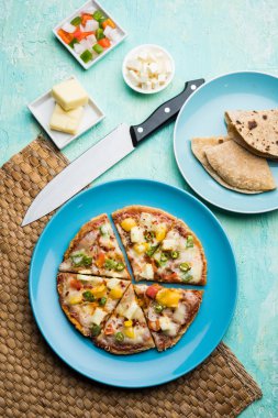 Chapati Pizza Peynir, sebze, paneer ve Sosis ile artık Roti / Paratha kullanılarak yapılan