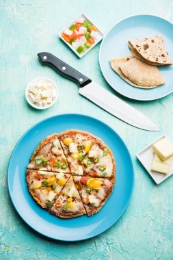 Chapati Pizza Peynir, sebze, paneer ve Sosis ile artık Roti / Paratha kullanılarak yapılan