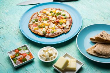 Chapati Pizza Peynir, sebze, paneer ve Sosis ile artık Roti / Paratha kullanılarak yapılan