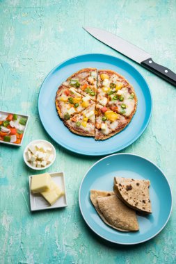 Chapati Pizza Peynir, sebze, paneer ve Sosis ile artık Roti / Paratha kullanılarak yapılan