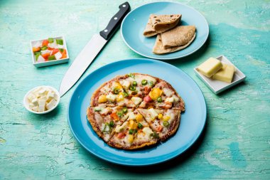 Chapati Pizza Peynir, sebze, paneer ve Sosis ile artık Roti / Paratha kullanılarak yapılan