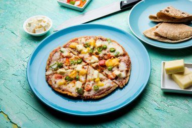 Chapati Pizza Peynir, sebze, paneer ve Sosis ile artık Roti / Paratha kullanılarak yapılan