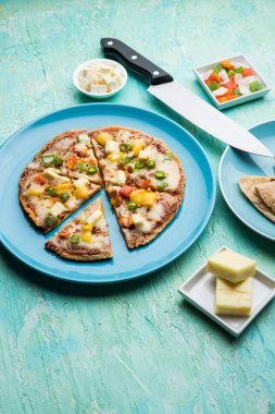 Chapati Pizza Peynir, sebze, paneer ve Sosis ile artık Roti / Paratha kullanılarak yapılan