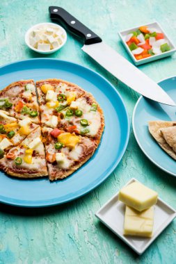 Chapati Pizza Peynir, sebze, paneer ve Sosis ile artık Roti / Paratha kullanılarak yapılan