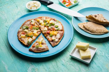 Chapati Pizza Peynir, sebze, paneer ve Sosis ile artık Roti / Paratha kullanılarak yapılan