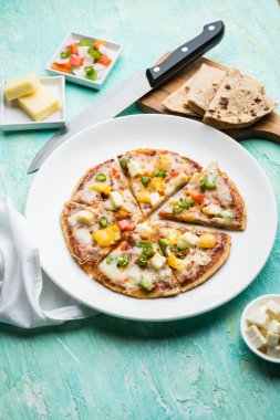 Chapati Pizza Peynir, sebze, paneer ve Sosis ile artık Roti / Paratha kullanılarak yapılan