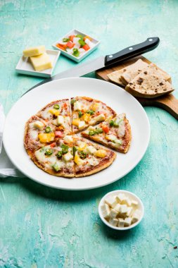 Chapati Pizza Peynir, sebze, paneer ve Sosis ile artık Roti / Paratha kullanılarak yapılan
