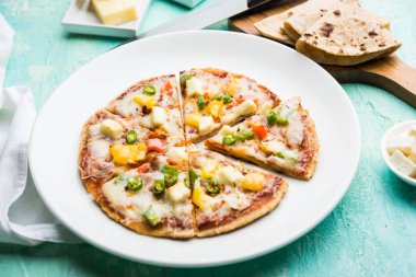 Chapati Pizza Peynir, sebze, paneer ve Sosis ile artık Roti / Paratha kullanılarak yapılan