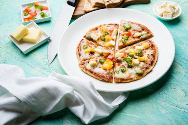 Chapati Pizza Peynir, sebze, paneer ve Sosis ile artık Roti / Paratha kullanılarak yapılan