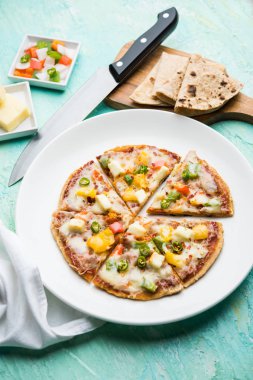 Chapati Pizza Peynir, sebze, paneer ve Sosis ile artık Roti / Paratha kullanılarak yapılan