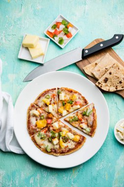 Chapati Pizza Peynir, sebze, paneer ve Sosis ile artık Roti / Paratha kullanılarak yapılan