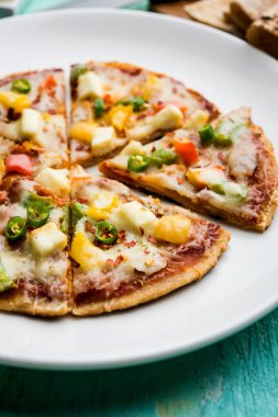 Chapati Pizza Peynir, sebze, paneer ve Sosis ile artık Roti / Paratha kullanılarak yapılan