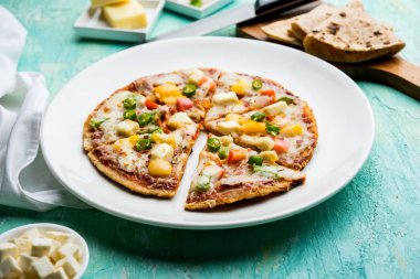 Chapati Pizza Peynir, sebze, paneer ve Sosis ile artık Roti / Paratha kullanılarak yapılan