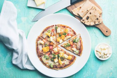 Chapati Pizza Peynir, sebze, paneer ve Sosis ile artık Roti / Paratha kullanılarak yapılan