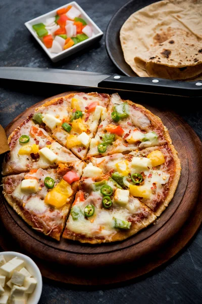 Chapati Pizza Peynir, sebze, paneer ve Sosis ile artık Roti / Paratha kullanılarak yapılan