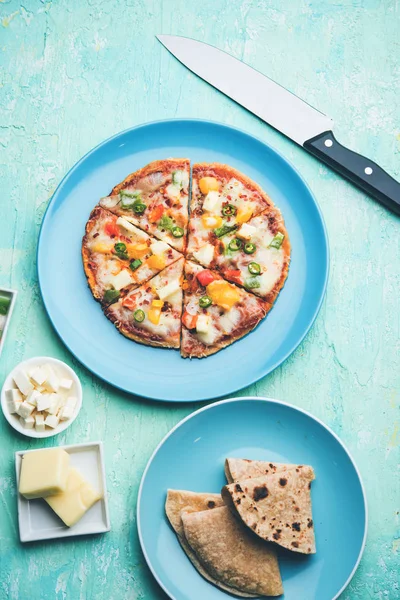 Chapati Pizza Peynir, sebze, paneer ve Sosis ile artık Roti / Paratha kullanılarak yapılan