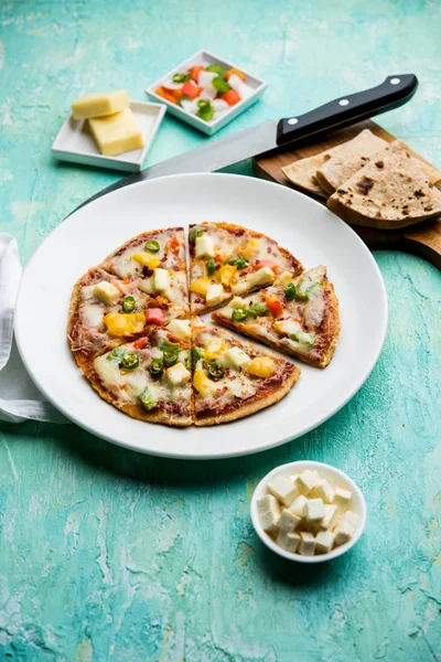 Chapati Pizza Aus Übrig Gebliebenen Roti Paratha Mit Käse Gemüse — Stockfoto