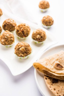 Roti, fıstık, kuru meyve ve jaggery ile yapılan artık chapati Laddu / Churma Laddoo veya Policha Ladu. seçici odaklama 