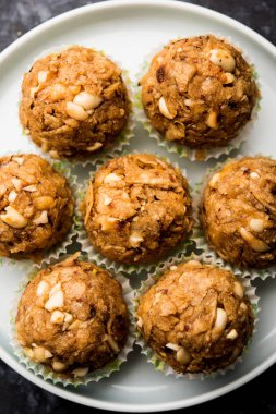 Roti, fıstık, kuru meyve ve jaggery ile yapılan artık chapati Laddu / Churma Laddoo veya Policha Ladu. seçici odaklama 