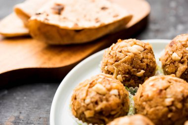 Roti, fıstık, kuru meyve ve jaggery ile yapılan artık chapati Laddu / Churma Laddoo veya Policha Ladu. seçici odaklama 